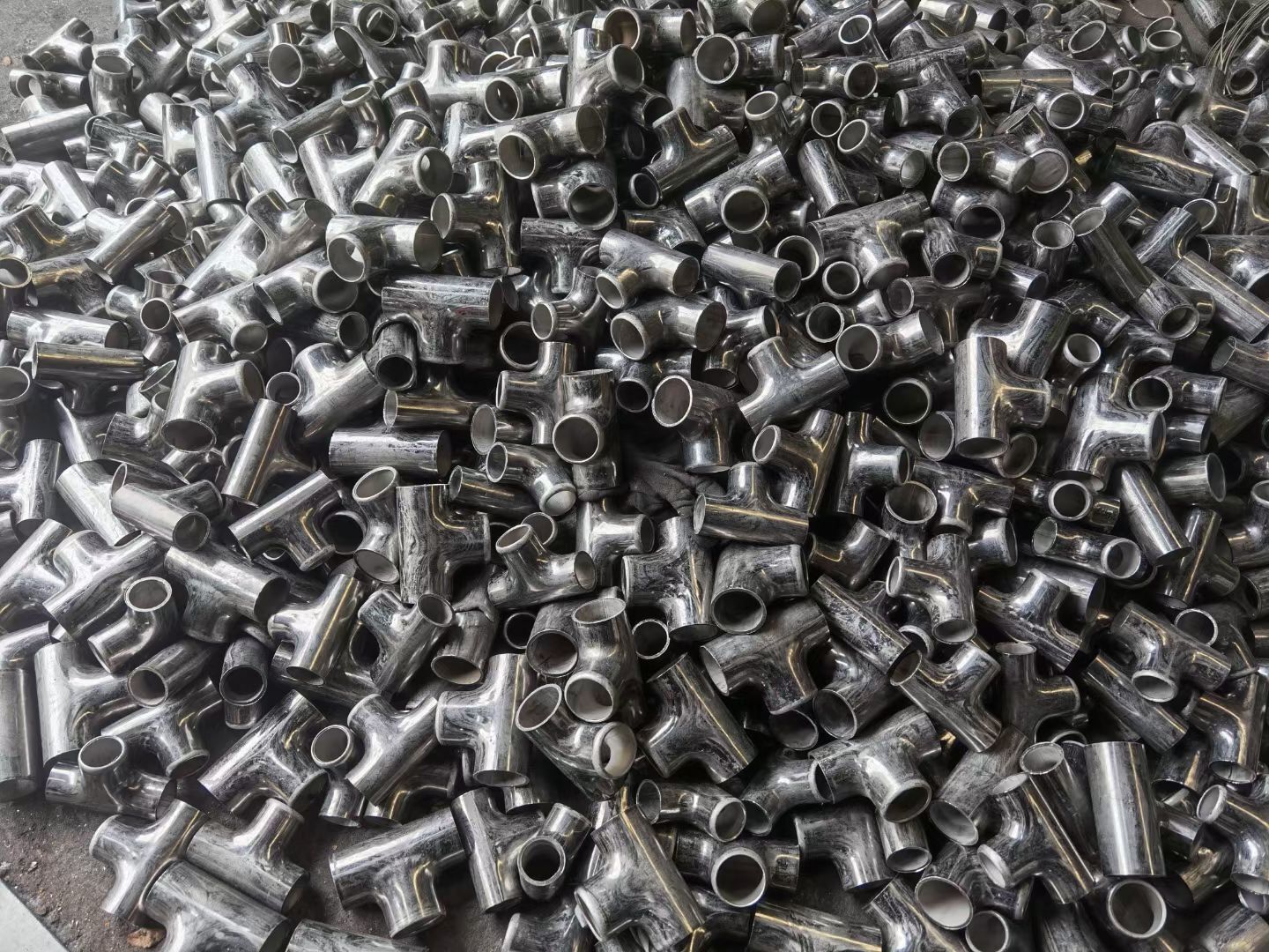 Sanitary fittings for tees